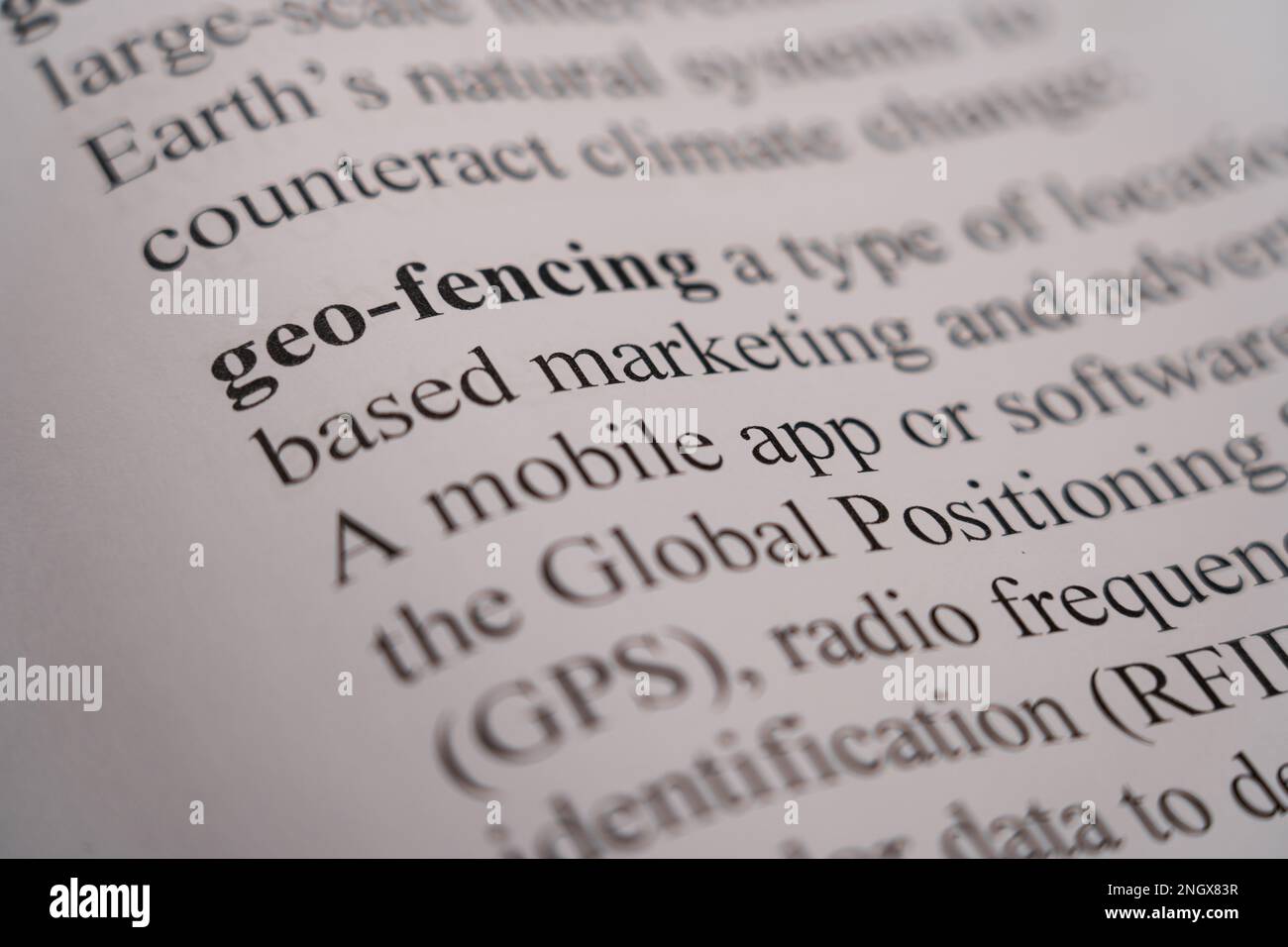 Eine Nahaufnahme eines Wörterbuchs mit dem Wort Geofencing Stockfoto