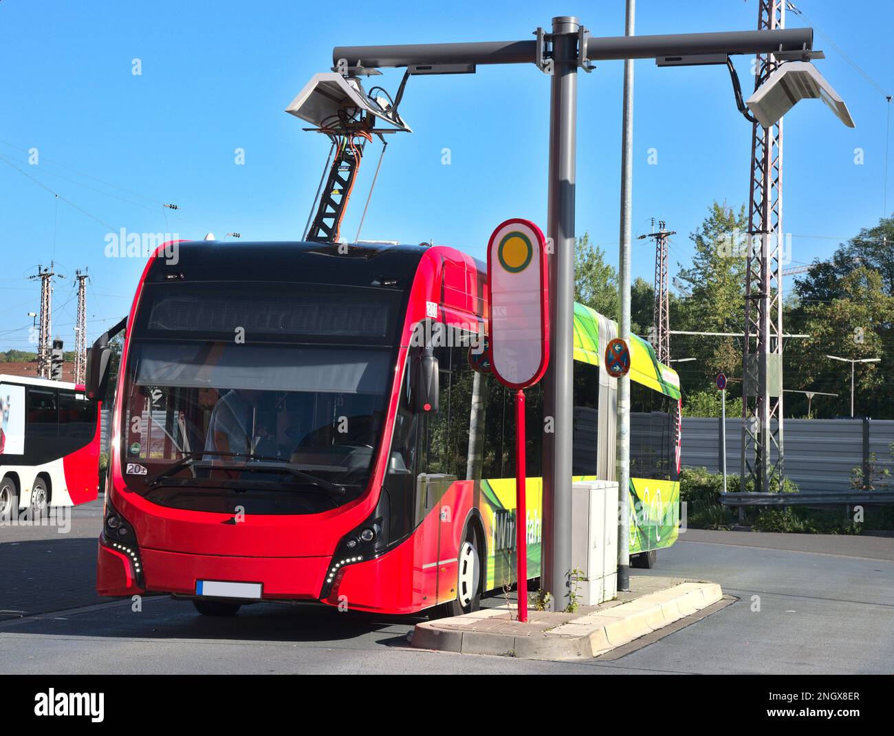 Aufladung des elektrischen Busses an einer Bushaltestelle für die Überlandaufladung Stockfoto