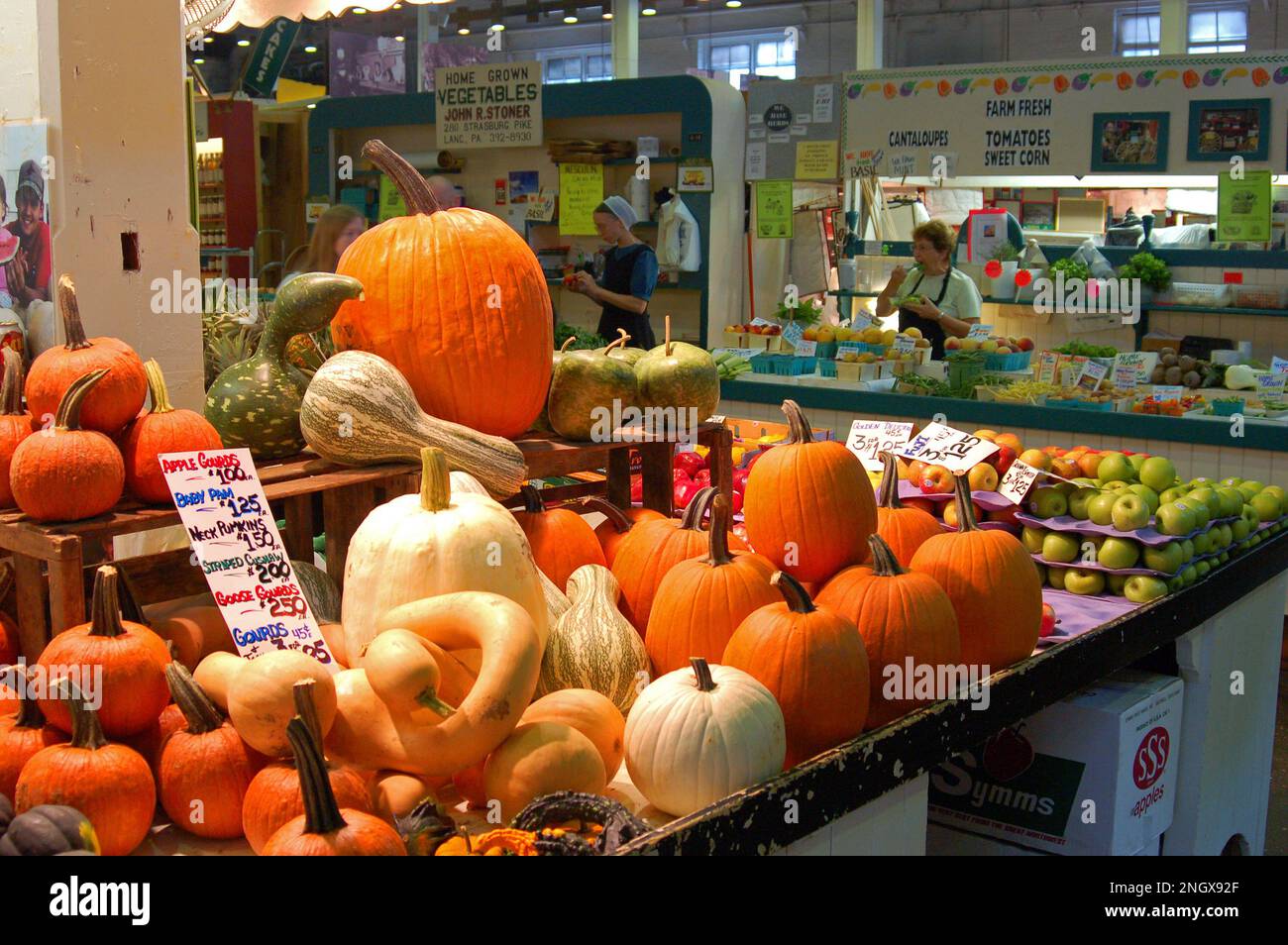Herbstfrüchte und Gemüse werden auf einem Bauernmarkt in Lancaster, Pennsylvania, verkauft Stockfoto
