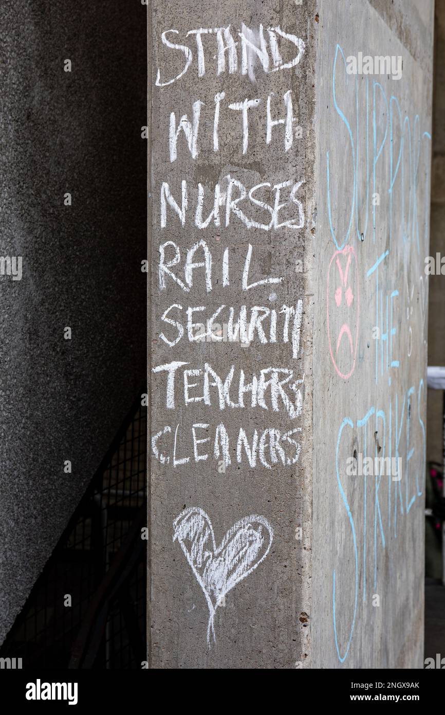 Stehen Sie zu den Krankenschwestern Eisenbahnsicherheit Lehrer Reinigungskräfte. Nachricht mit Kreide an der UCL-Gebäudewand während der UCU-Arbeitskampagne in London, England. Stockfoto