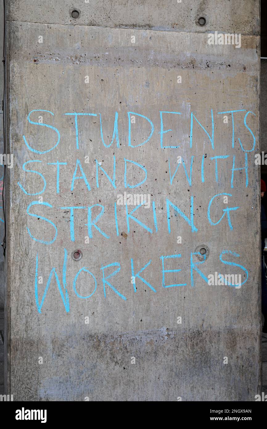 Die Schüler stehen mit streikenden Arbeitern zusammen. Nachricht auf der UCL-Gebäudewand mit blauer Kreide während der UCU-Arbeitskampagne in London, England. Stockfoto