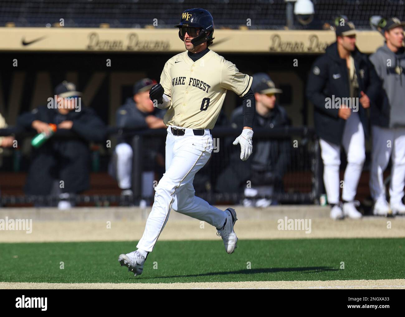 19. Februar 2023: Bewertung der Wake Forest University Junior Lucas Costello (0). Wake Forest gewann 18:3. NCAA-Baseballspiel zwischen Youngstown University und Wake Forest University im David F. Couch Ballpark, Winston Salem. North Carolina. David Beach/CSM Stockfoto