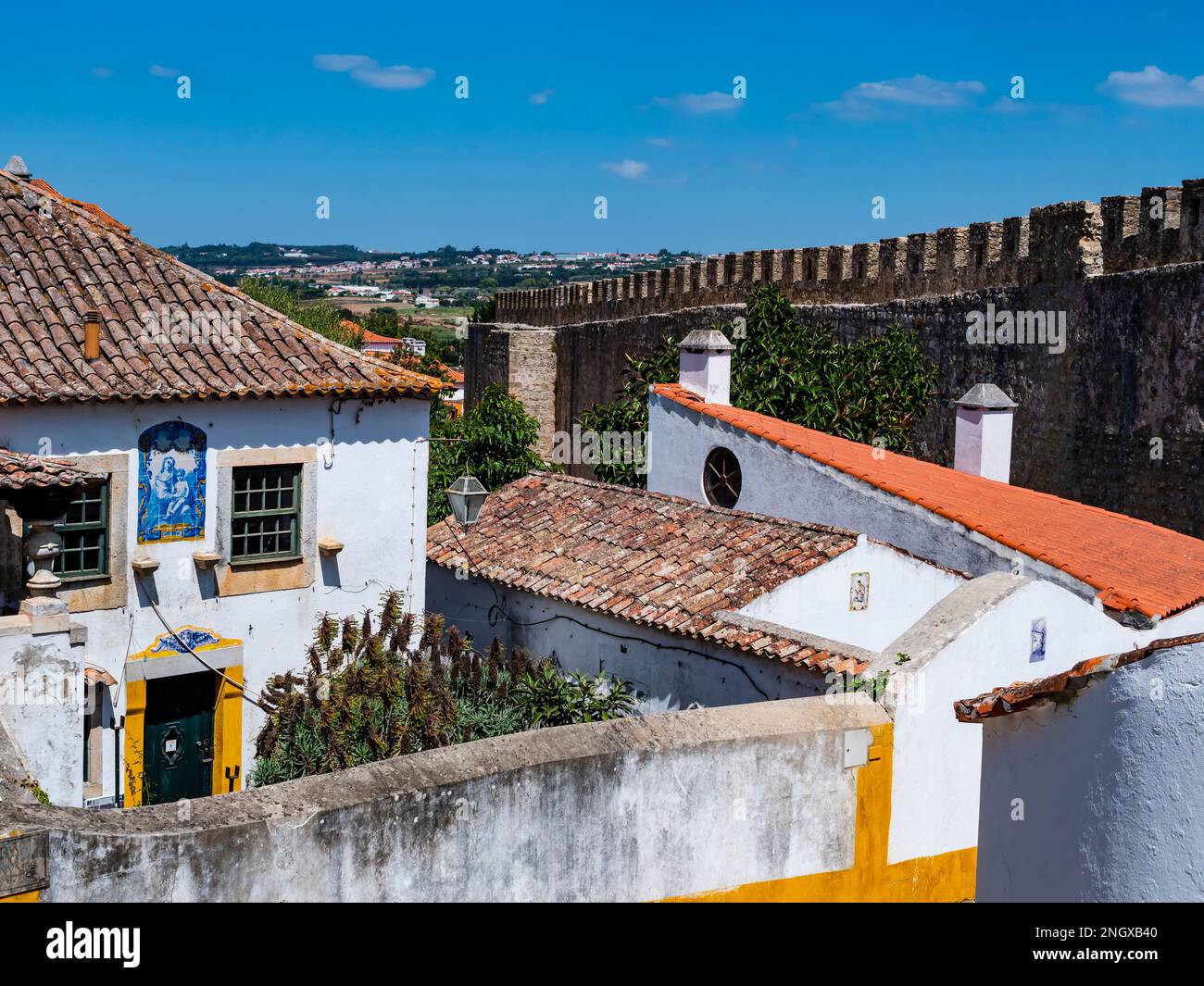 Atemberaubender Blick auf Obidos, mit den typischen weißen Häusern und den inneren Festungen der mittelalterlichen Mauern, Oeste, Portugal Stockfoto