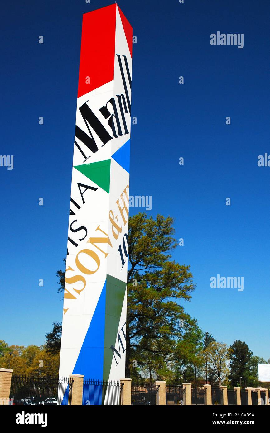 In einer Säule außerhalb der Firmenzentrale von Phillip Morris werden ihre Zigaretten- und Tabakmarken in Richmond, Virginia, ausgestellt Stockfoto