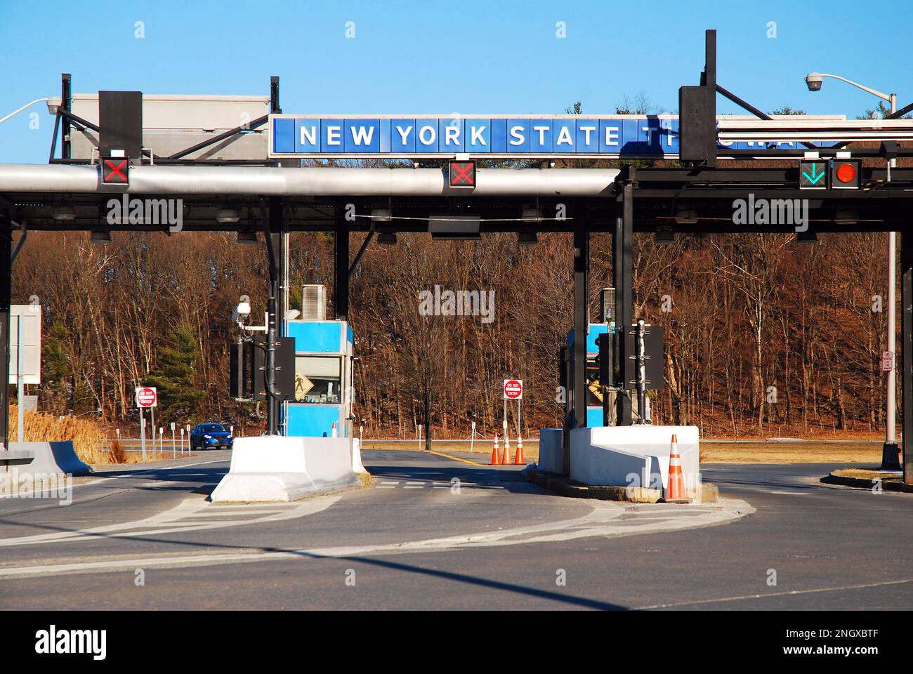 Eine Mautstelle hält Autos an, um Einnahmen auf dem New York State Thruway zu kassieren Stockfoto
