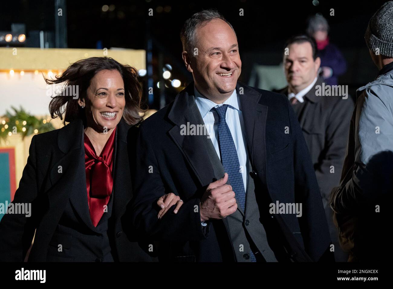 EIN US-AMERIKANISCHER Der Secret Service Agent ist als Sicherheitsbeamter für Vizepräsidentin Kamala Harris und Second Gentleman Doug Emhoff während der nationalen Weihnachtsbaumbeleuchtung 100. in Washington gesehen worden, am 30. November 2022. Stockfoto