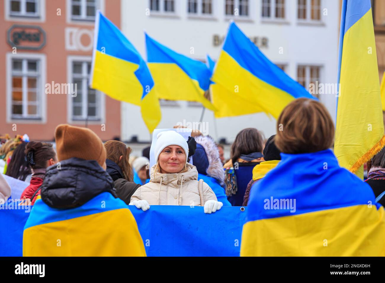 Anti-Kriegsprotestdemonstration gegen die russische Invasion der Ukraine mit ukrainischen Symbolen auf dem Münchner Zentralplatz, 12. November 2022 Stockfoto