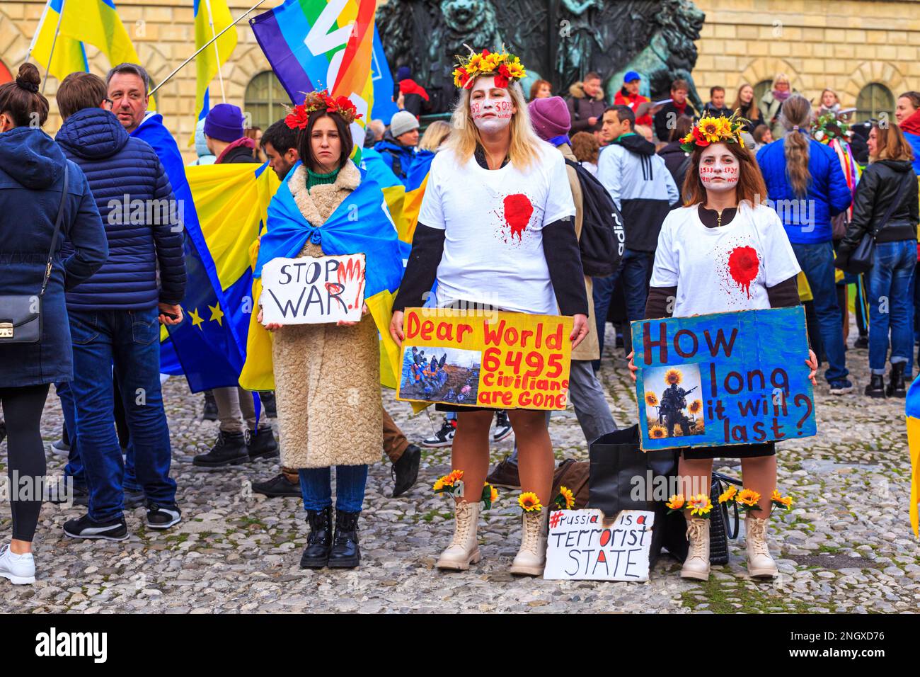 Anti-Kriegsprotestdemonstration gegen die russische Invasion der Ukraine mit ukrainischen Symbolen auf dem Münchner Zentralplatz, 12. November 2022 Stockfoto