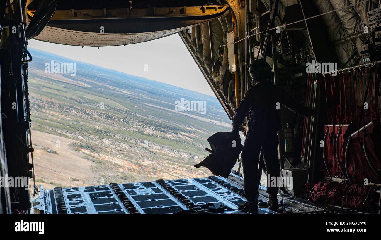 USA Air Force Senior Airman Daniel McGrath, ein Lastmeister, der der 40. Airlift-Geschwader zugeteilt ist, beginnt den Schließvorgang einer Frachtrampe auf einer C-130J Super Hercules nach einem Abwurf während eines Fluges auf der Dyess Air Force Base, Texas am 30. November 2022. Dyess AFB beherbergt die 39. und 40. Airlift Squadrons, die eine hochwertige Flugbesatzung und Flugzeuge unterhalten, um Intratheater-Flugzeuge weltweit zu mobilisieren, einzusetzen und bereitzustellen. Sie unterstützen die Bedürfnisse des Befehlshabers des Theaters mit Kampfeinsatzkapazitäten durch taktische Land- und Luftabwurfoperationen sowie humanitäre Maßnahmen und luftfahrttechnische Evakuierungen. Stockfoto