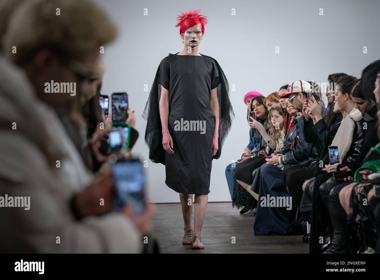 London, Großbritannien. 18. Februar 2023 London Fashion Week: IA London präsentiert „Asymmetrix“ in den Protein Studios in Shoreditch. Die Laufsteg-Show nachhaltiger, ethisch hergestellter Damenbekleidung hat eine starke künstlerische Markenidentität und wird vollständig in England hergestellt. Kredit: Guy Corbishley/EMPICS/Alamy Live News Stockfoto