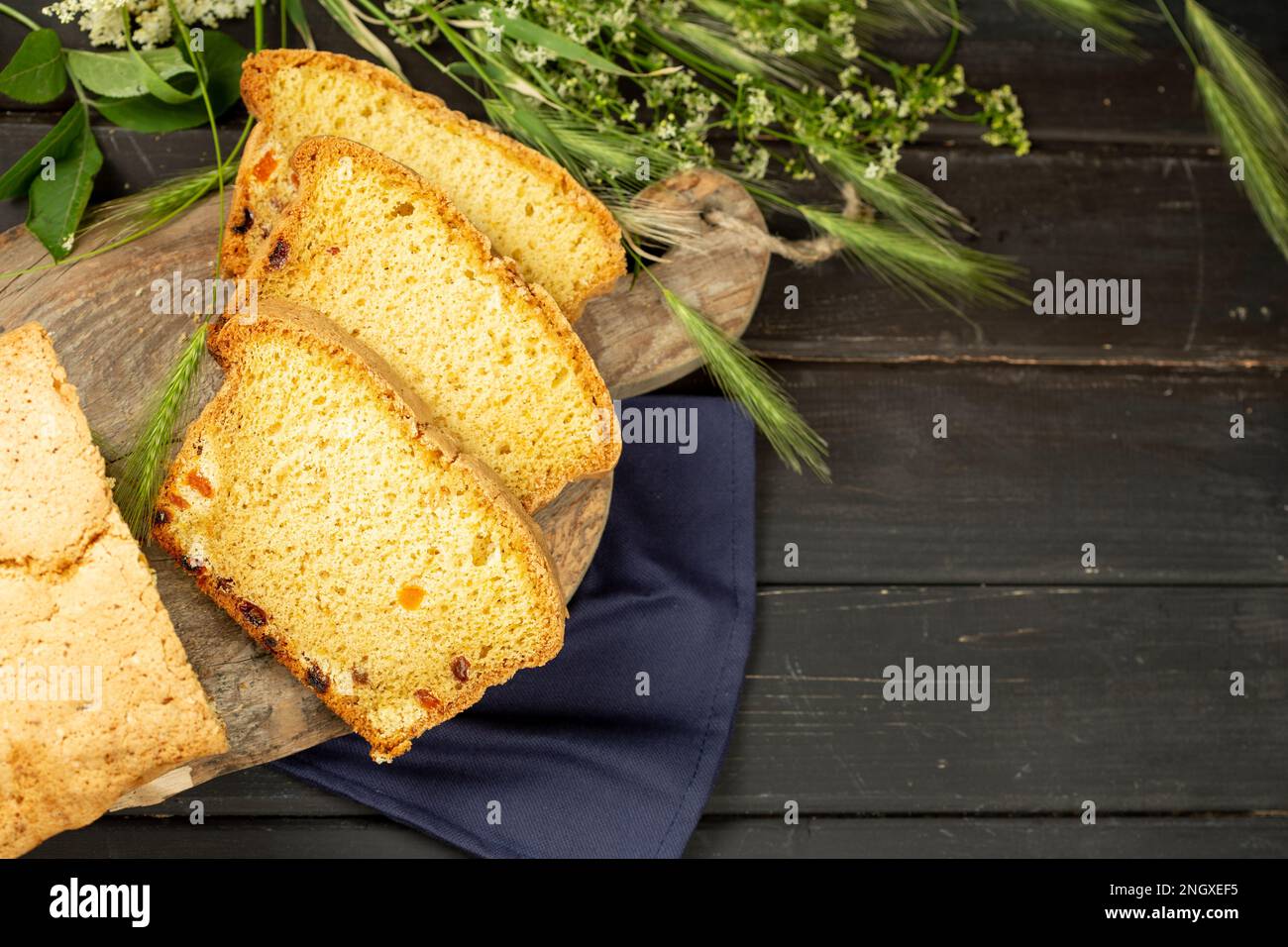 Leckeres hausgemachtes Brot auf schwarzem Holzhintergrund mit Copy Space Stockfoto