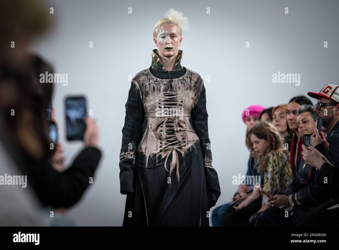 London, Großbritannien. 18. Februar 2023 London Fashion Week: IA London präsentiert „Asymmetrix“ in den Protein Studios in Shoreditch. Die Laufsteg-Show nachhaltiger, ethisch hergestellter Damenbekleidung hat eine starke künstlerische Markenidentität und wird vollständig in England hergestellt. Kredit: Guy Corbishley/EMPICS/Alamy Live News Stockfoto