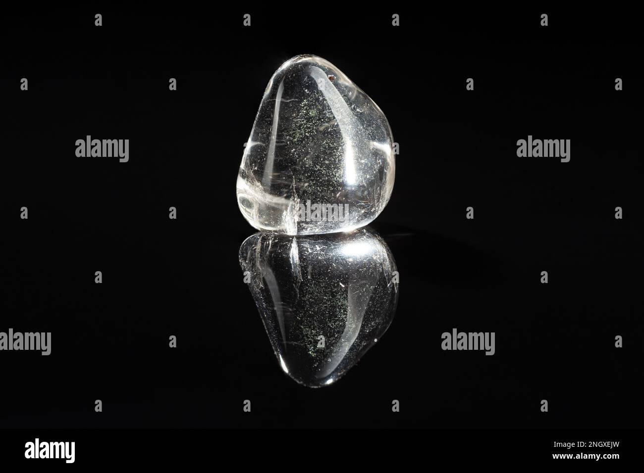 Probe aus Strassstein oder transparentem Quarzstein auf reflektierender schwarzer Oberfläche Stockfoto