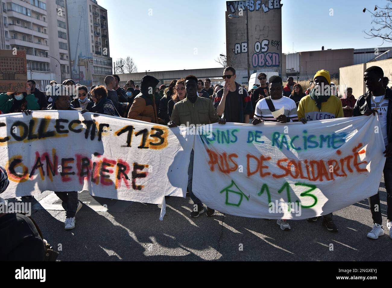 Marseille, Frankreich. 18. Februar 2023. Demonstranten halten während der Demonstration Banner. Mehrere Hundert Menschen demonstrierten in Paris, Lyon und Marseille gegen das Einwanderungsgesetz und gegen die Verwaltungsgefängnisse (CRA) und forderten die Regularisierung von Migranten ohne Papiere. (Foto: Gerard Bottino/SOPA Images/Sipa USA) Guthaben: SIPA USA/Alamy Live News Stockfoto