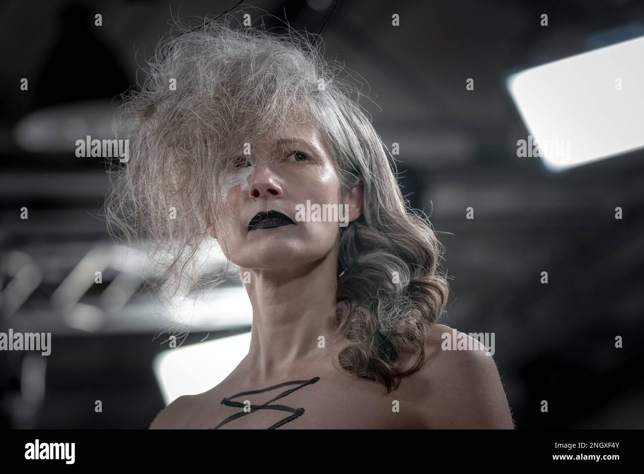 London, Großbritannien. 18. Februar 2023 London Fashion Week: IA London präsentiert „Asymmetrix“ in den Protein Studios in Shoreditch. Die Laufsteg-Show nachhaltiger, ethisch hergestellter Damenbekleidung hat eine starke künstlerische Markenidentität und wird vollständig in England hergestellt. Kredit: Guy Corbishley/EMPICS/Alamy Live News Stockfoto