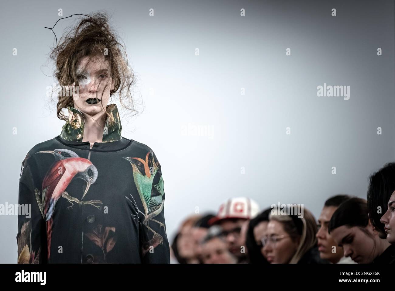 London, Großbritannien. 18. Februar 2023 London Fashion Week: IA London präsentiert „Asymmetrix“ in den Protein Studios in Shoreditch. Die Laufsteg-Show nachhaltiger, ethisch hergestellter Damenbekleidung hat eine starke künstlerische Markenidentität und wird vollständig in England hergestellt. Kredit: Guy Corbishley/EMPICS/Alamy Live News Stockfoto