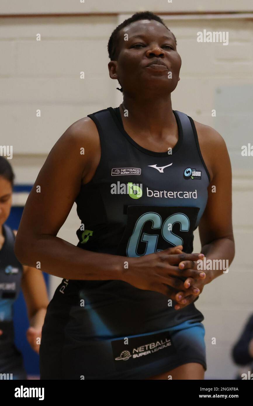 Leeds, Großbritannien. 19. Februar 2023. Leeds Beckett University Sports Arena, Leeds, West Yorkshire, 19. Februar 2023. Netball Super League Runde 3 Spiel Leeds Rhinos Netball gegen Surrey Storm. Proscovia Peace of Surrey Storm Credit: Touchlinepics/Alamy Live News Stockfoto