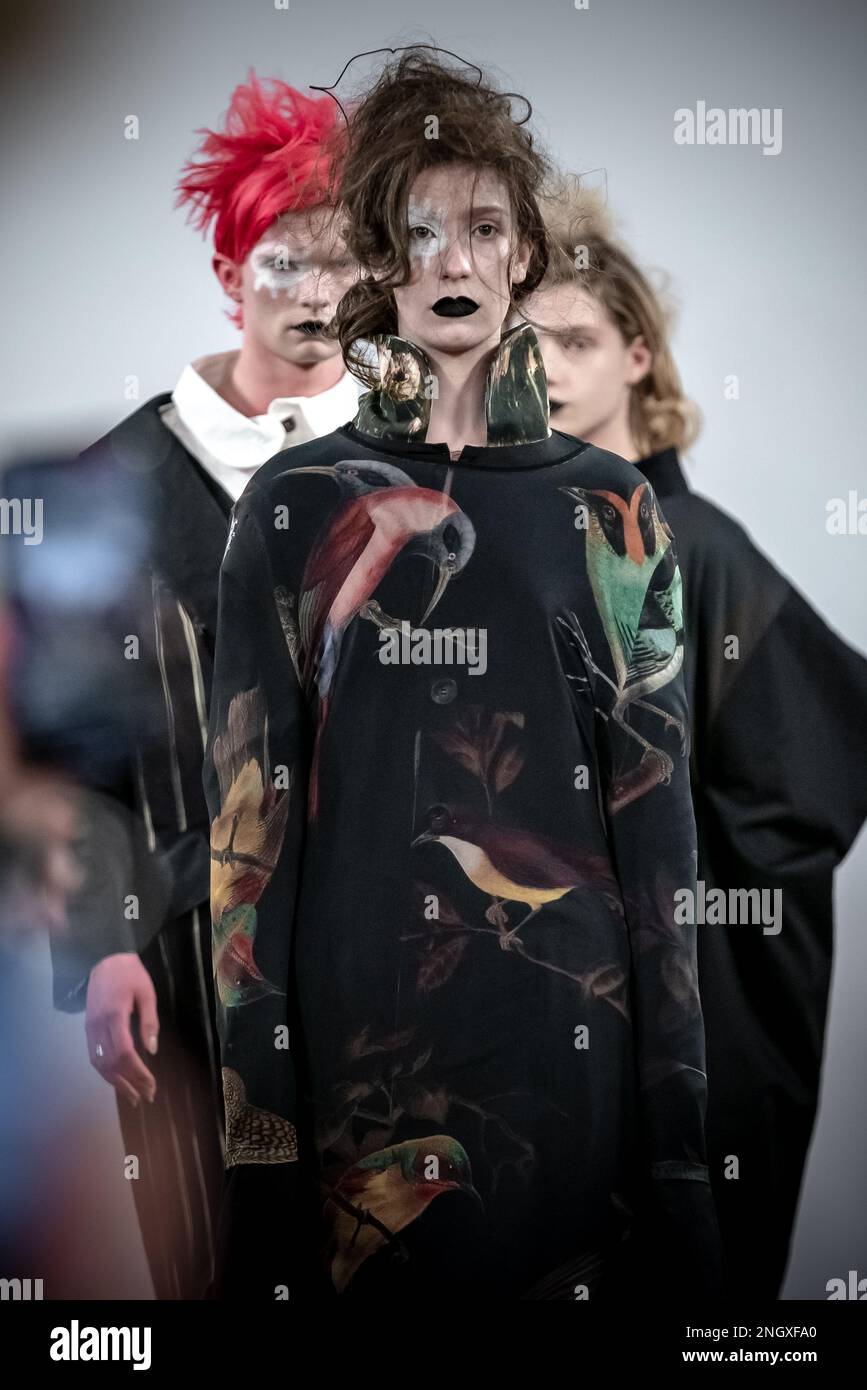 London, Großbritannien. 18. Februar 2023 London Fashion Week: IA London präsentiert „Asymmetrix“ in den Protein Studios in Shoreditch. Die Laufsteg-Show nachhaltiger, ethisch hergestellter Damenbekleidung hat eine starke künstlerische Markenidentität und wird vollständig in England hergestellt. Kredit: Guy Corbishley/EMPICS/Alamy Live News Stockfoto