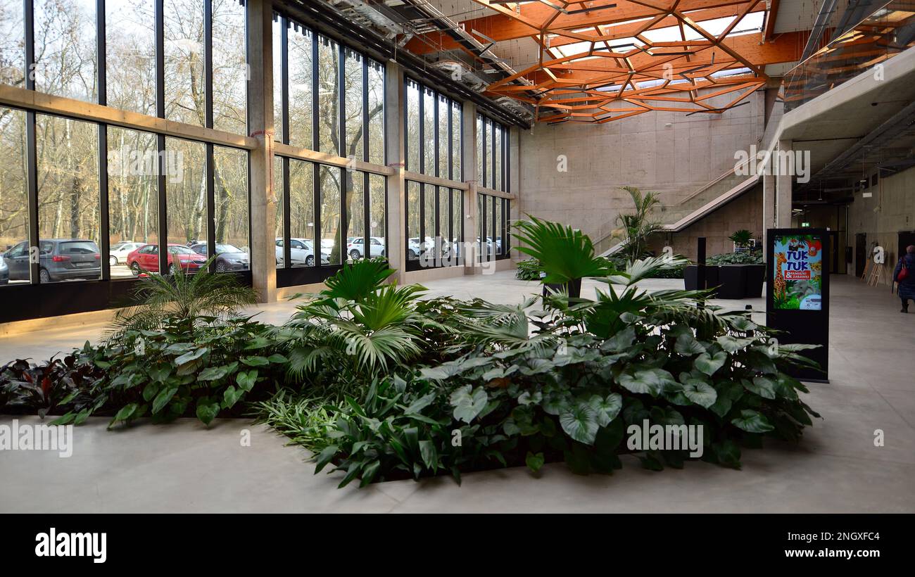 Lodz, Polen. 16. Februar 2023 Orientarium Zoo Lodz. Terrassengebäude Stockfoto