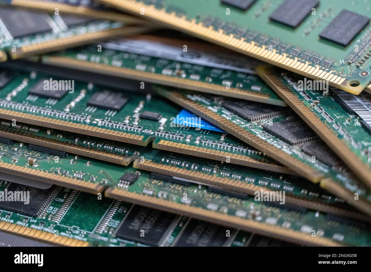 Abschluss eines Fotos von mehreren Streifen DDR4-RAM, die häufig in Computern verwendet werden. Stockfoto