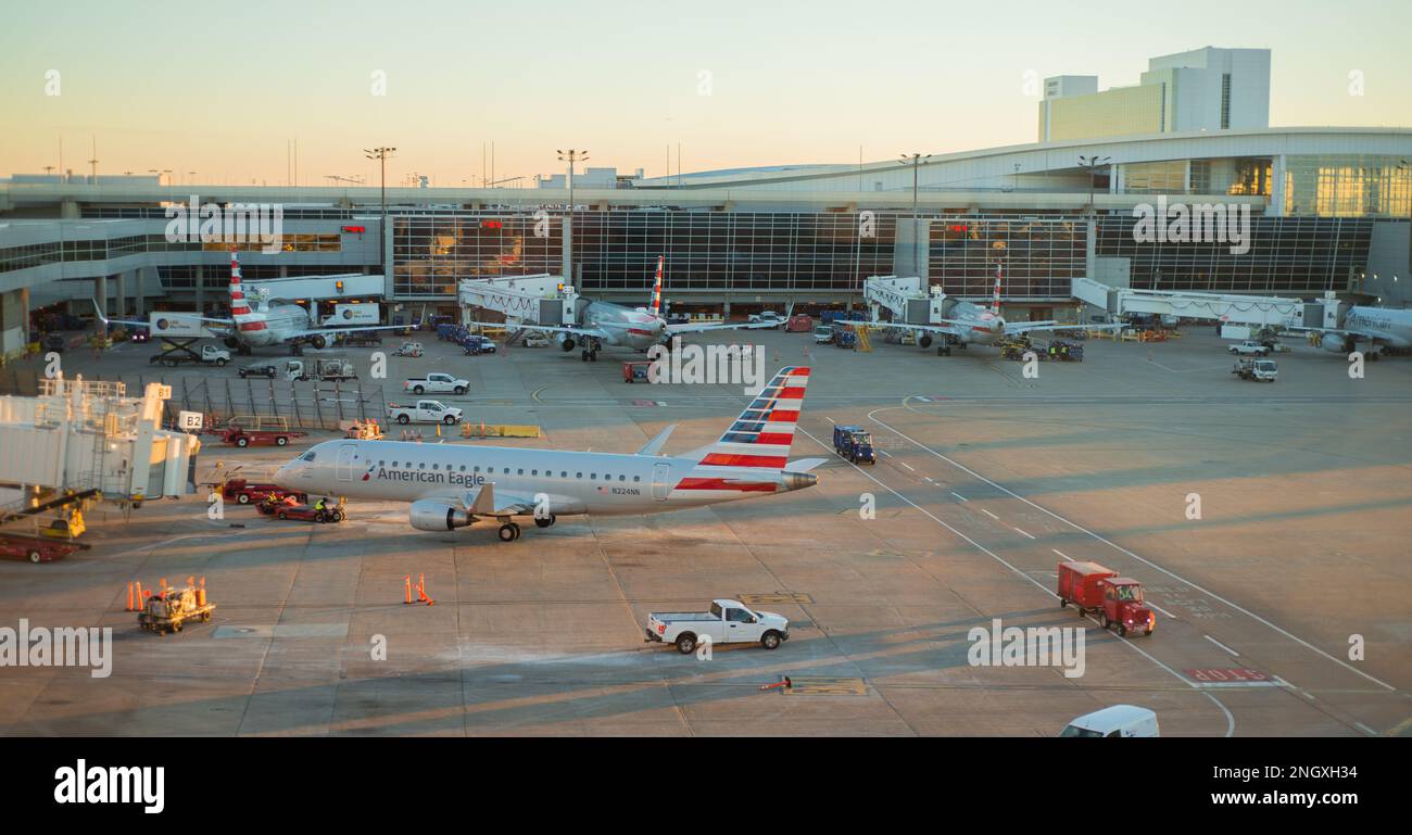 Dallas, Texas, 23 01 26, American Airlines, Parkplatz für Flugzeuge bei Sonnenuntergang auf einem geschäftigen internationalen Flughafen von DFW Stockfoto