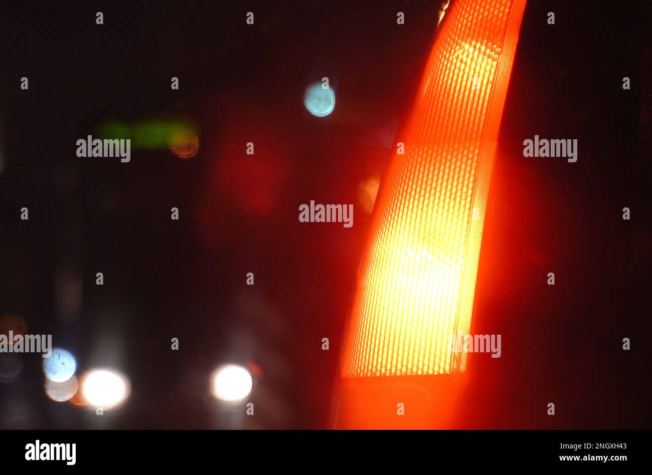 Das Bremssignal eines Pkw brennt bei Nacht mit hellen Lichtern. Nahaufnahme. Stockfoto