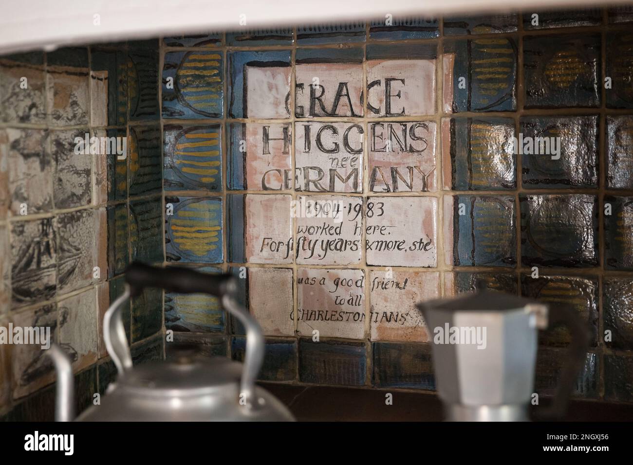 Keramikplakette zur Erinnerung an Grace Higgens' jahrelange Tätigkeit in der Küche im Charleston House Stockfoto