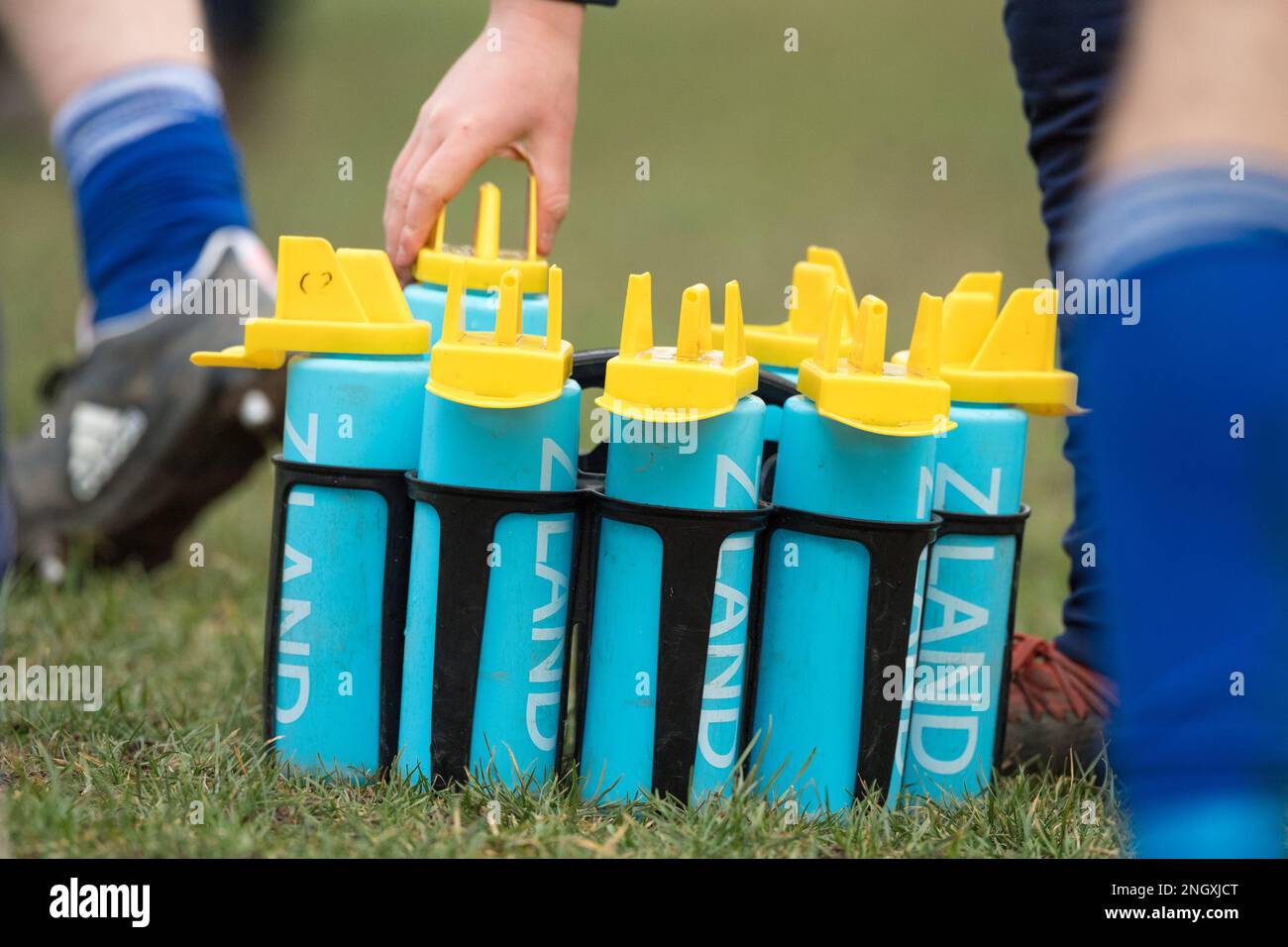 Rugby-Support-Team-Mitglied mit Wasserflaschen aus Ziland Stockfoto