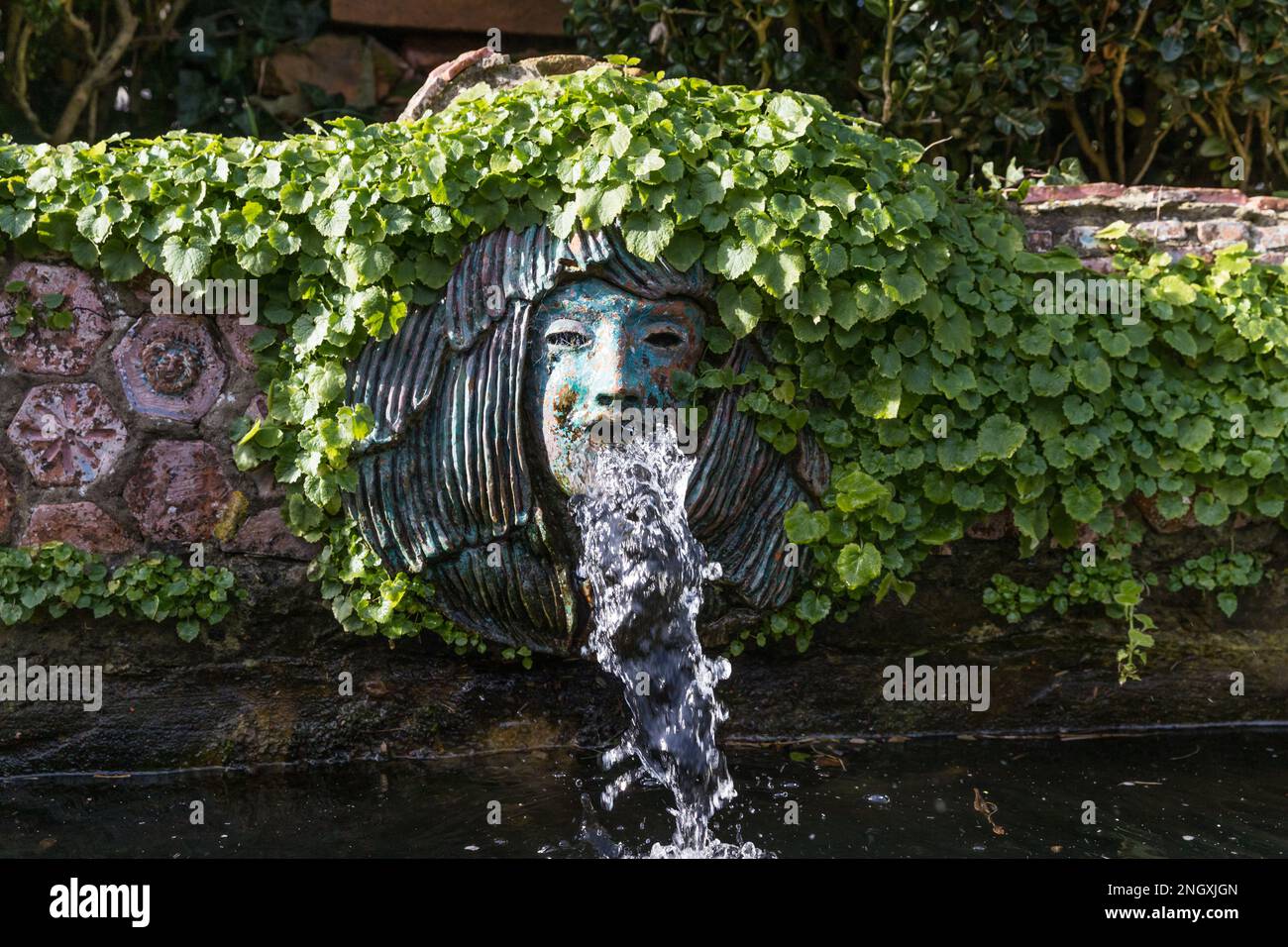 Springbrunnen im Garten des Charleston House Stockfoto