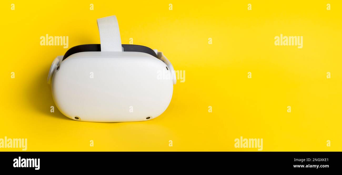 Virtual-Reality-Brille auf gelbem Hintergrund. Konzept von Innovation, Technologie und Wirtschaft. Hintergrundbanner Stockfoto