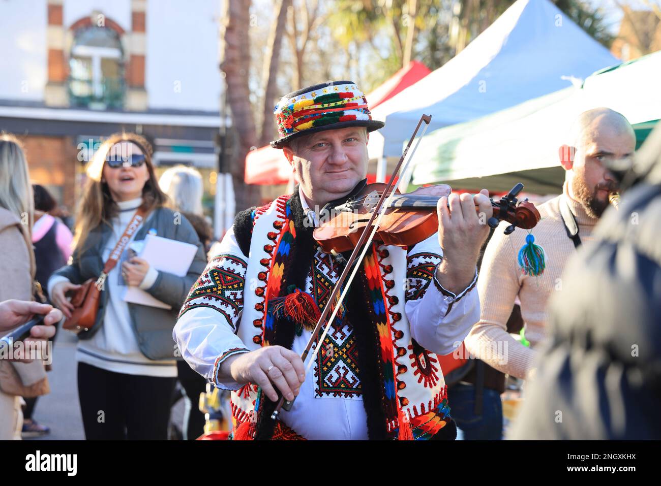 Chiswick Monatlicher Käsemarkt, diese Woche mit Einem Hauch von ukrainischer und ukrainischer Musik, da sich der einjährige Jahrestag des Beginns der russischen Invasion nähert. Es wurden Gelder zur Unterstützung der anhaltenden Krise aufgebracht, um die britische und ukrainische Hilfe und die erste-Hilfe-Ukraine im Westen Londons im Vereinigten Königreich zu unterstützen Stockfoto