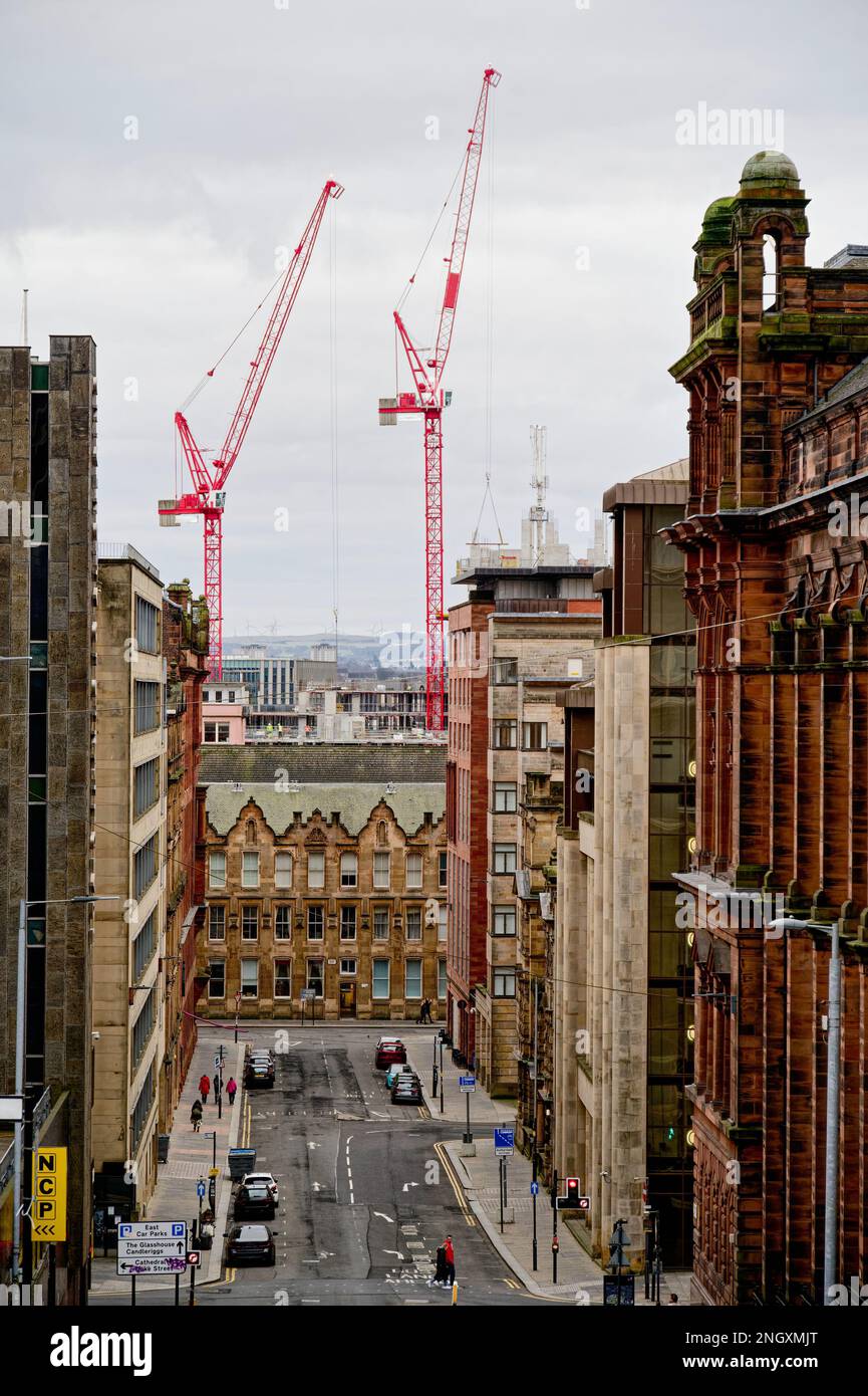 Hohe Kräne beim Neubau von Bürogebäuden im Stadtzentrum von Glasgow Stockfoto