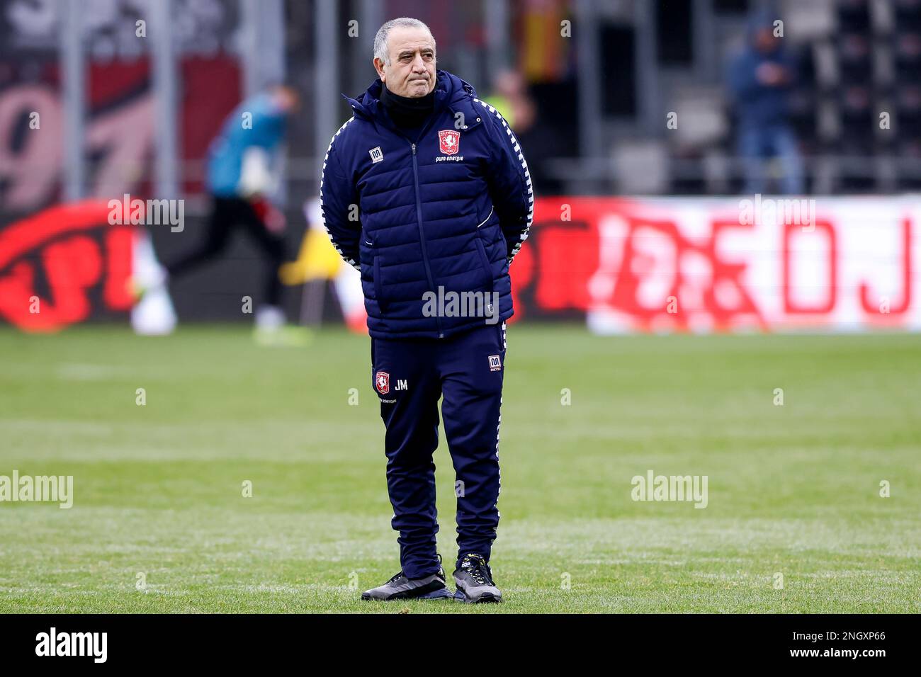 19-02-2023: Sport: Schieß los. gegen Twente DEVENTER, NIEDERLANDE - FEBRUAR 19: Jacob Malki (Materiaalman FC Twente) schaut während des Spiels Eredivisie G. Stockfoto