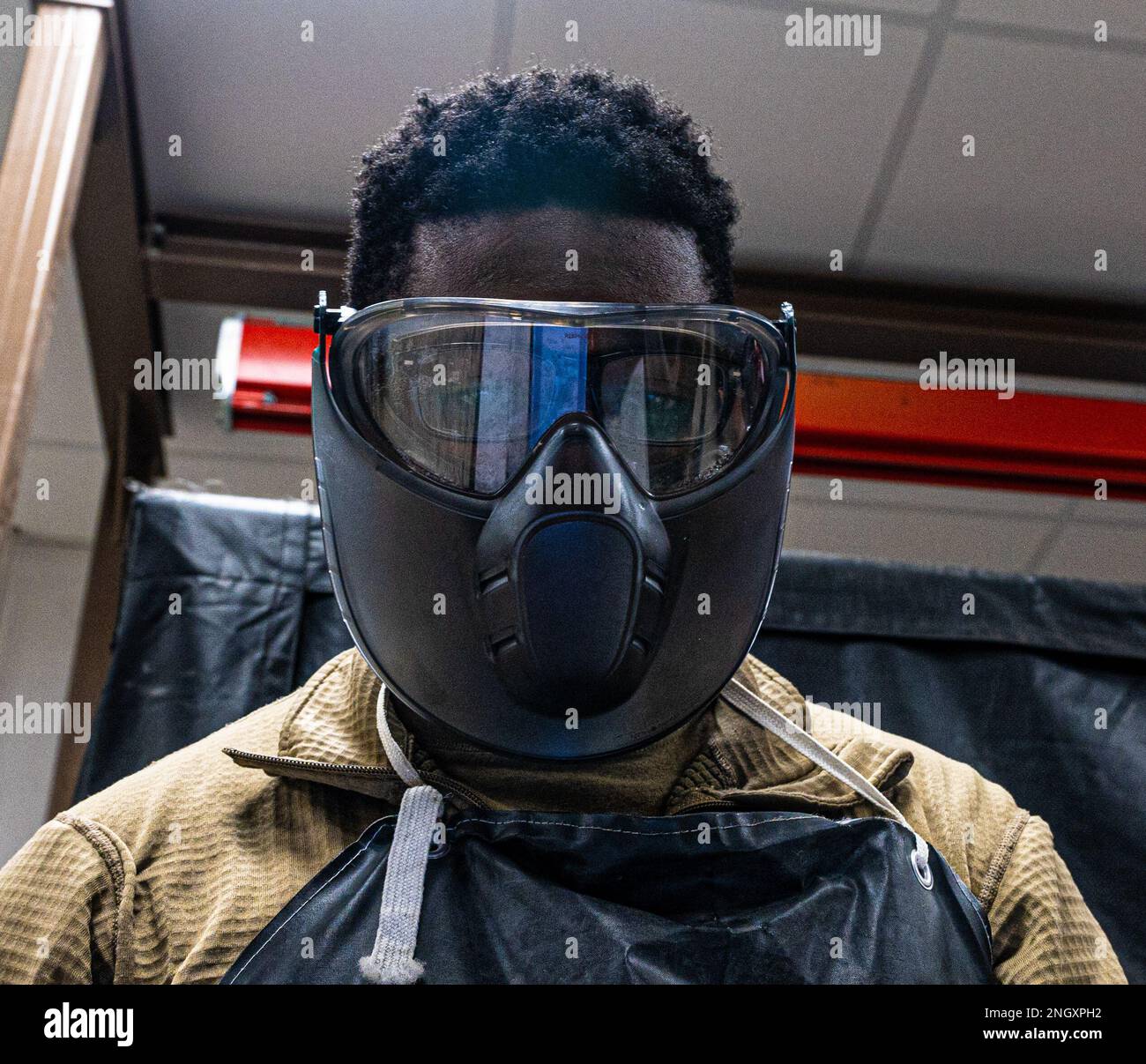 USA Air Force Senior Airman Rictaveon Greene, 86. Wartungsgeschwader zerstörungsfreie Inspektion Reiseveranstalter, überprüft einen technischen Auftrag am Luftwaffenstützpunkt Ramstein, Deutschland, 30. November 2022. Mitglieder des 86. MXS NDI-Fluges müssen aufgrund der potenziell schädlichen Chemikalien und Ausrüstung, die sie verwenden, eine Vielzahl von persönlichen Schutzausrüstungen tragen. Stockfoto