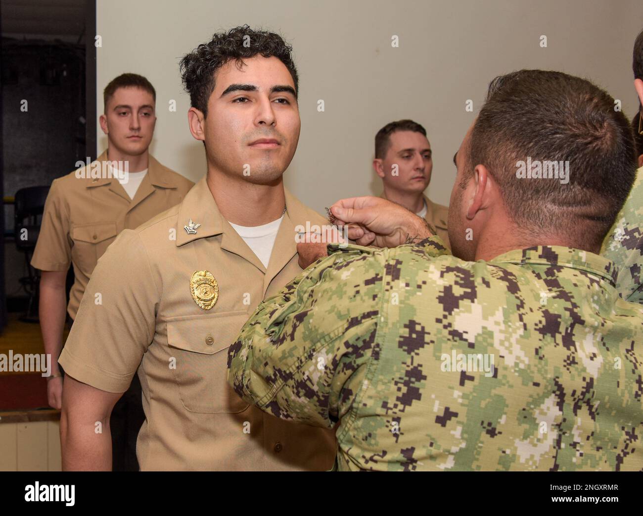 221130-N-EJ241-1014 Master-at-Arms 2. Klasse Armando Ryerson, zugeteilt an die USA Die Navy Support Facility (NSF) Diego Garcia erhält seine Halsbänder während einer tollen Zeremonie in Diego Garcia am 30. November 2022. NSF Diego Garcia bietet Logistik-, Service-, Freizeit- und administrative Unterstützung für US-Streitkräfte und Alliierte, die im Indischen Ozean und am Arabischen Golf stationiert sind. Stockfoto