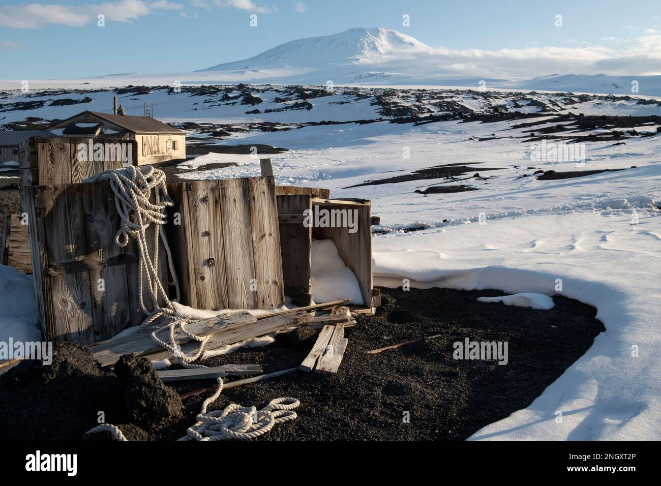 Antarktis, Ross-Meer, Ross-Insel, Cape Evans. Historische Scott's Hut, alte Holzkästen von der Polar Terra Nova Expedition, Mount Erebus. Stockfoto