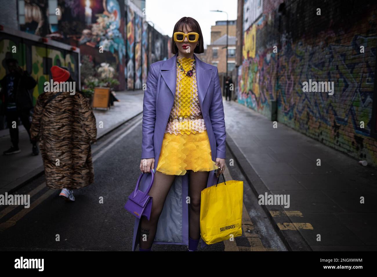 London, Großbritannien. 18. Februar 2023 London Modewoche. Designer, Fashionisten, Blogger und Modestudenten treffen vor den Protein Studios in Shoreditch ein und sind bereit für die fünftägige Veranstaltung. Kredit: Guy Corbishley/Alamy Live News Stockfoto