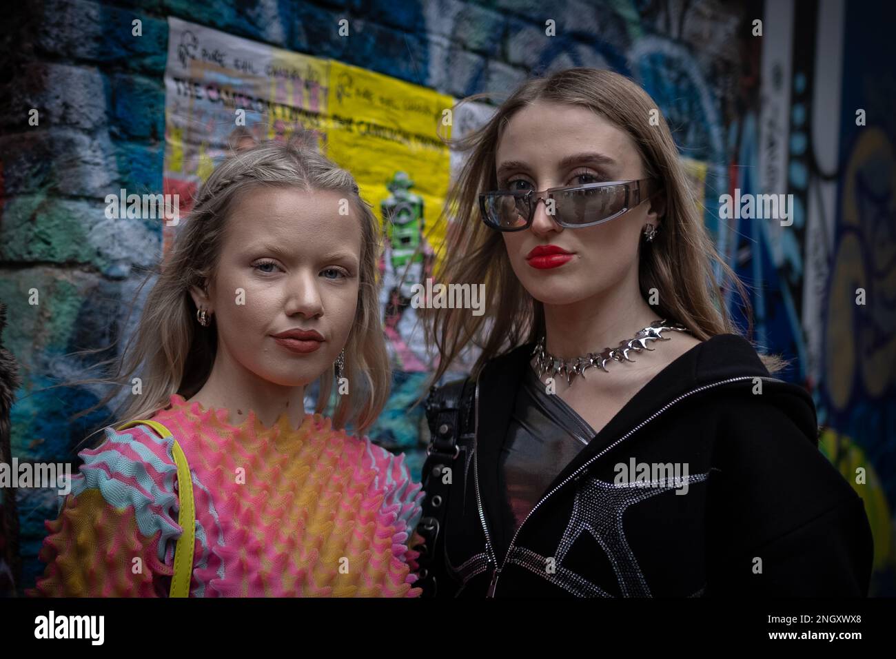 London, Großbritannien. 18. Februar 2023 London Modewoche. Designer, Fashionisten, Blogger und Modestudenten treffen vor den Protein Studios in Shoreditch ein und sind bereit für die fünftägige Veranstaltung. Kredit: Guy Corbishley/Alamy Live News Stockfoto