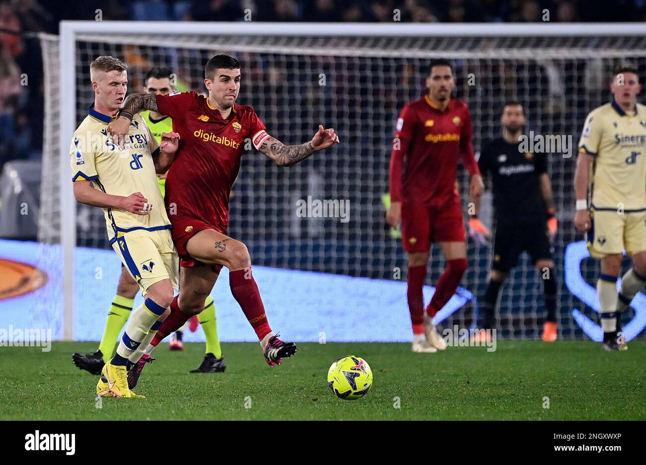 19. Februar 2023, Rom: RomaÃs Gianluca Mancini (R) in Aktion gegen Veronas Josh Doig (L) während des Fußballspiels der Serie A zwischen AS Roma und dem FC Hellas Verona im Olimpico-Stadion in Rom, Italien, 19. Februar 2023. ANSA/RICCARDO ANTIMIANI (Kreditbild: © ANSA via ZUMA Press) NUR REDAKTIONELLE VERWENDUNG! Nicht für den kommerziellen GEBRAUCH! Stockfoto