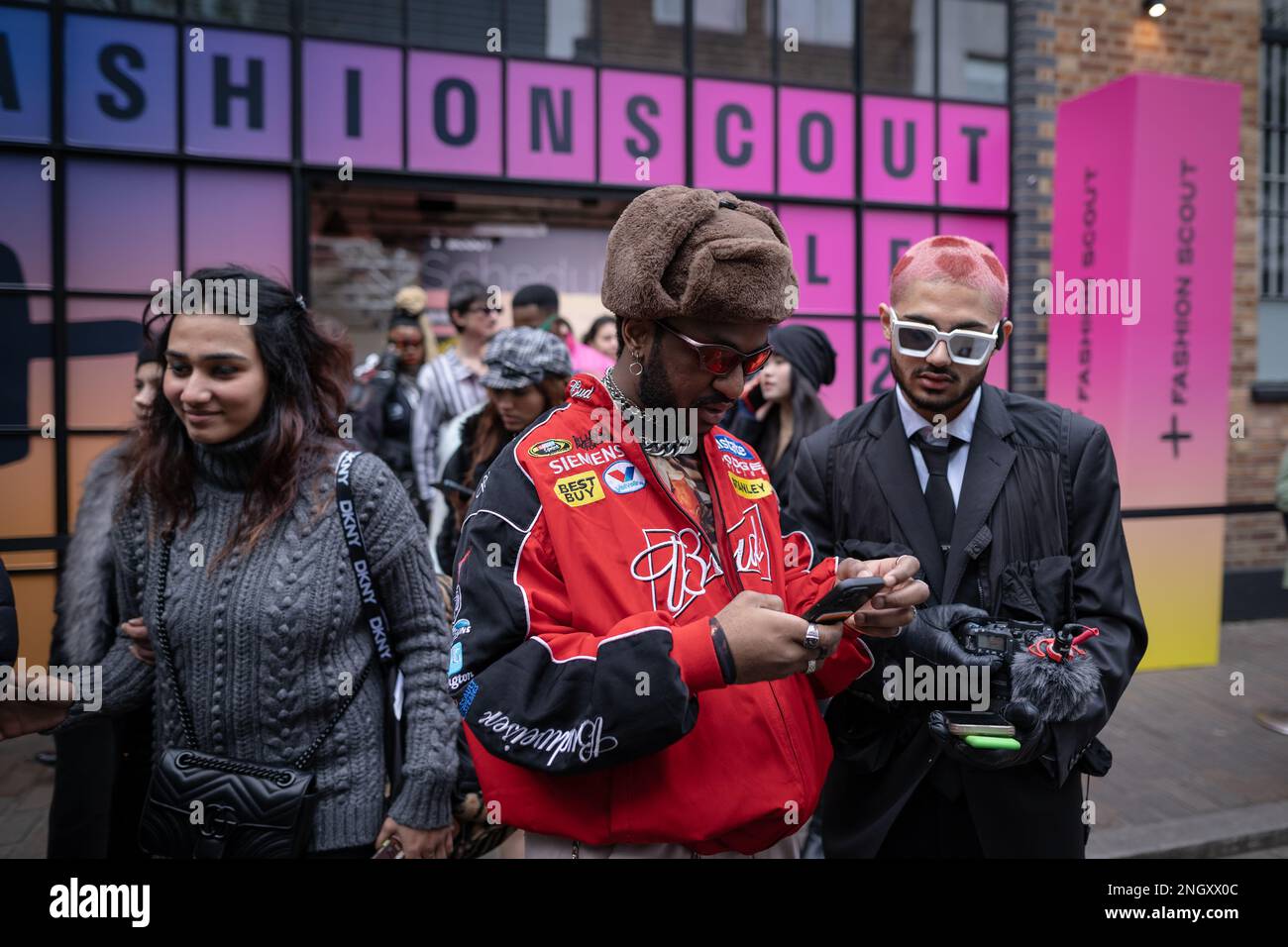 London, Großbritannien. 18. Februar 2023 London Modewoche. Designer, Fashionisten, Blogger und Modestudenten treffen vor den Protein Studios in Shoreditch ein und sind bereit für die fünftägige Veranstaltung. Kredit: Guy Corbishley/Alamy Live News Stockfoto