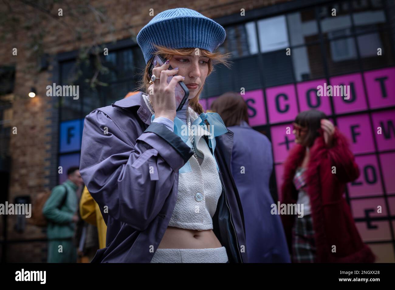 London, Großbritannien. 18. Februar 2023 London Modewoche. Designer, Fashionisten, Blogger und Modestudenten treffen vor den Protein Studios in Shoreditch ein und sind bereit für die fünftägige Veranstaltung. Kredit: Guy Corbishley/Alamy Live News Stockfoto