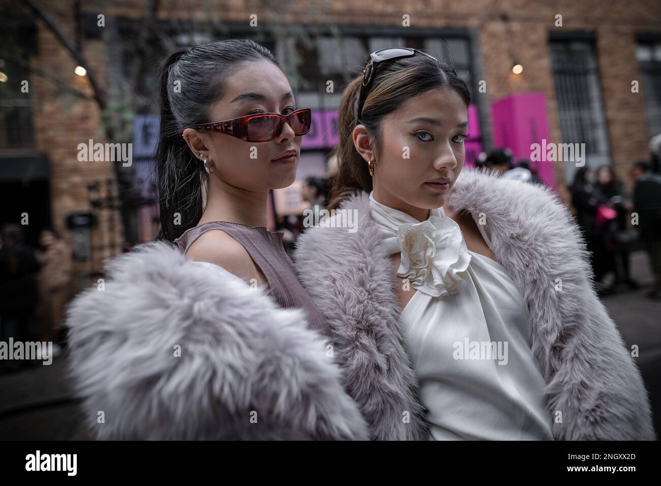 London, Großbritannien. 18. Februar 2023 London Modewoche. Designer, Fashionisten, Blogger und Modestudenten treffen vor den Protein Studios in Shoreditch ein und sind bereit für die fünftägige Veranstaltung. Kredit: Guy Corbishley/Alamy Live News Stockfoto