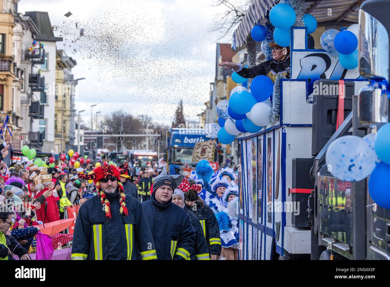 Cottbus, Deutschland. 19. Februar 2023. Am Rande der Cottbus-Karnevalsparade „Zug der fröhlichen Leute“ stehen Zuschauer. Mehr als 3000 Teilnehmer präsentieren fast 60 Bilder aus der Region, aus Berlin und aus Sachsen ab 13:11. Tausende von Besuchern beobachten die größte Karnevalsprozession in Ostdeutschland vom Straßenrand aus. Kredit: Frank Hammerschmidt//Frank Hammerschmidt/dpa/Alamy Live News Stockfoto