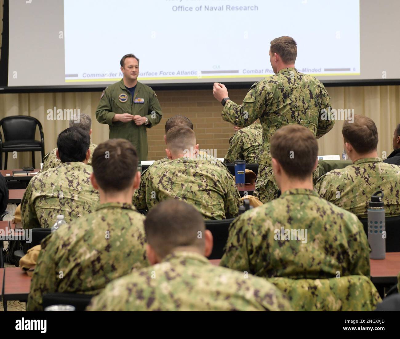 221201-N-OW182-041 VIRGINIA BEACH, Virginia (1. Dezember 2022) – LT. John-Rex Spivey, Navy Junior Officer Counsel Surface Warfare Officer Lead, beantwortet Fragen während des ersten Naval Surface Force Atlantic Junior Officer Training Symposium (JOTS), 1. Dezember. 126 junge Offiziere besuchten JOTS und hatten die Gelegenheit, sich mit hochrangigen US-Beamten auszutauschen, von ihnen zu lernen und ihnen zuzuhören Marineführer. Stockfoto