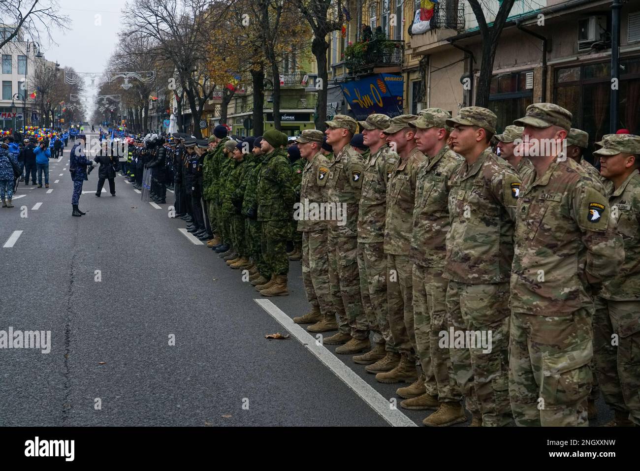 Soldaten des 1. Bataillons, des 502. Infanterie-Regiments, des 2. Brigaden-Kampfteams, der 101. Luftwaffendivision (Luftangriff), warten geduldig auf Silviu Coşa, den Präfekten des Bezirks Constanţa, während seiner Inspektion der Truppen bei der Parade zum rumänischen Nationaltag in Constanţa, Rumänien, 1. Dezember 2022. Der rumänische Nationaltag, auch bekannt als der Tag der Großen Union, markiert die Vereinigung von Siebenbürgen, Bessarabien und Bukovina mit dem rumänischen Königreich im Jahr 1918. Stockfoto