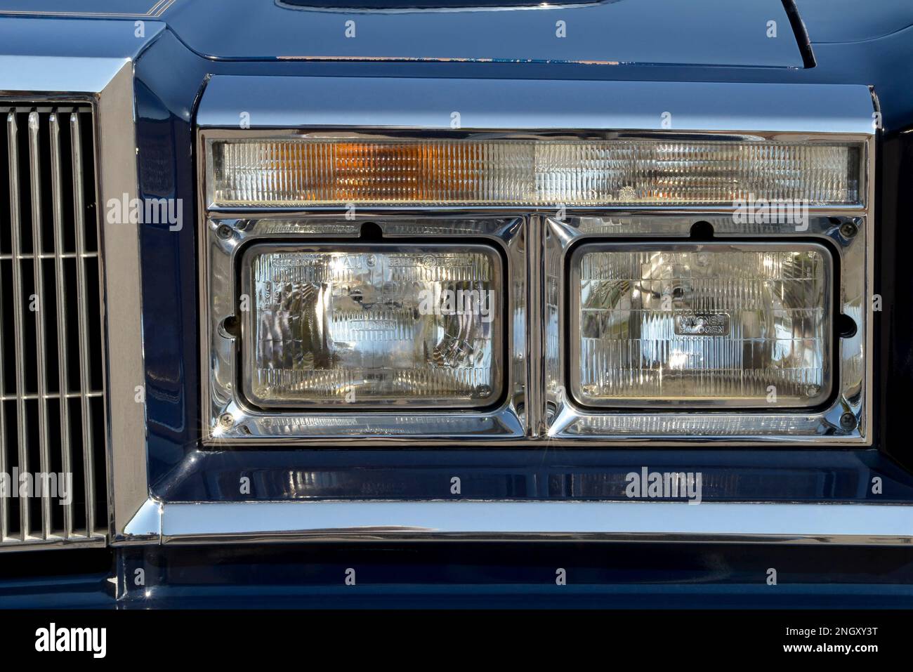 Gekoppelte rechteckige Scheinwerfer mit abgedichtetem Lichtstrahl bei einem Chrysler New Yorker Fifth Avenue Edition aus dem Jahr 1982. Stockfoto