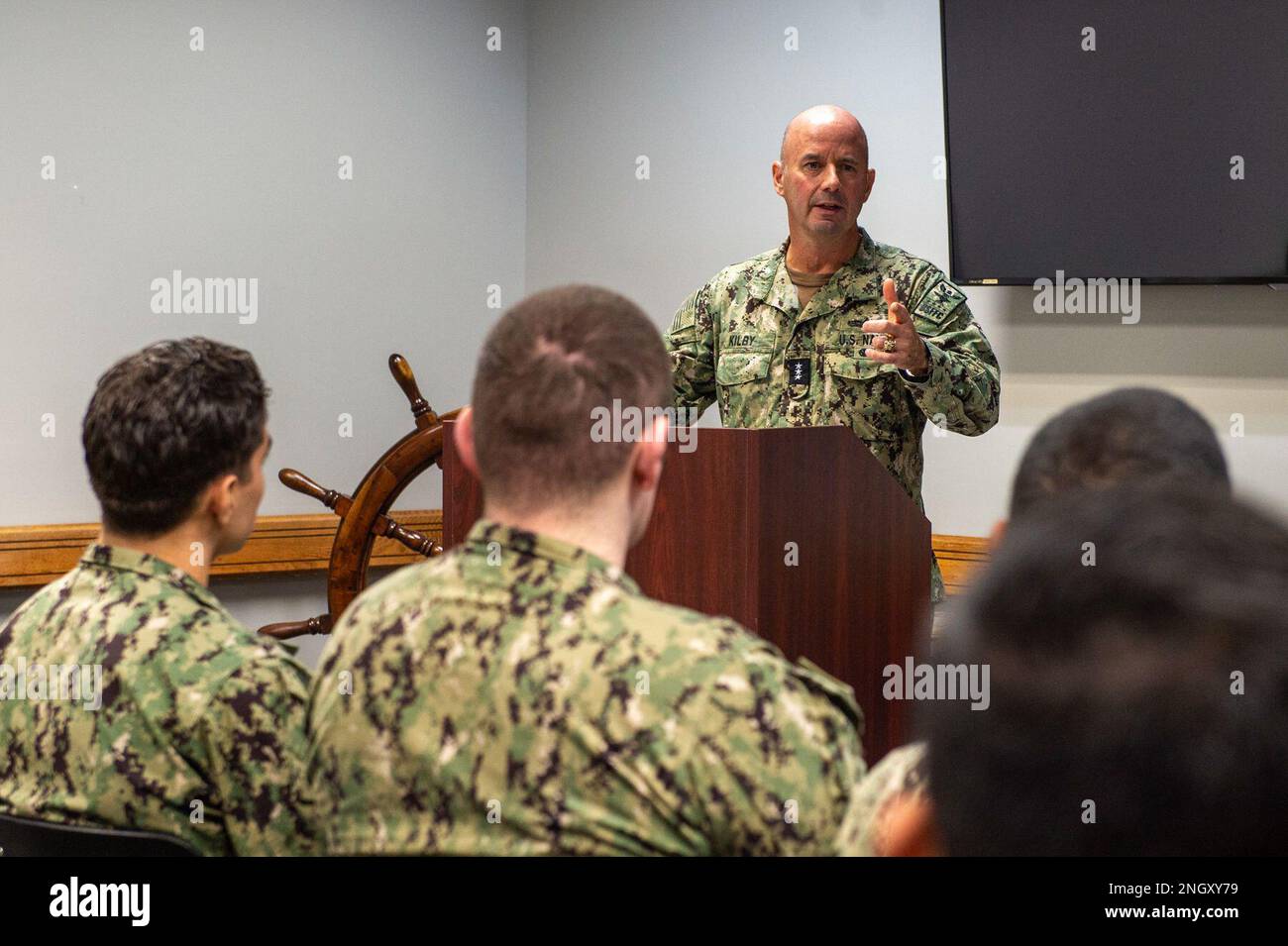 Vizeadmiral Jim Kilby, Commander, Task Force 80 und stellvertretender Commander, USA Flottenkommando, spricht auf dem Amphibious Warfare Tactics Instructor-Kurs an der Naval Surface und Mine Warfighting Development Center Detachment Little Creek an Bord der Joint Expeditionary Base Little Creek-Fort Story, Virginia, 1. Dezember 2022. Die 15 Absolventen des Marine- und Marine-Korps sollen Experten für Taktik und Doktrin der Flotte werden, um die taktischen Fähigkeiten und die Letalität von Amphibienschiffen zu erhöhen und gleichzeitig die Seekontrolle und maritime Dominanz zu erhalten. Stockfoto