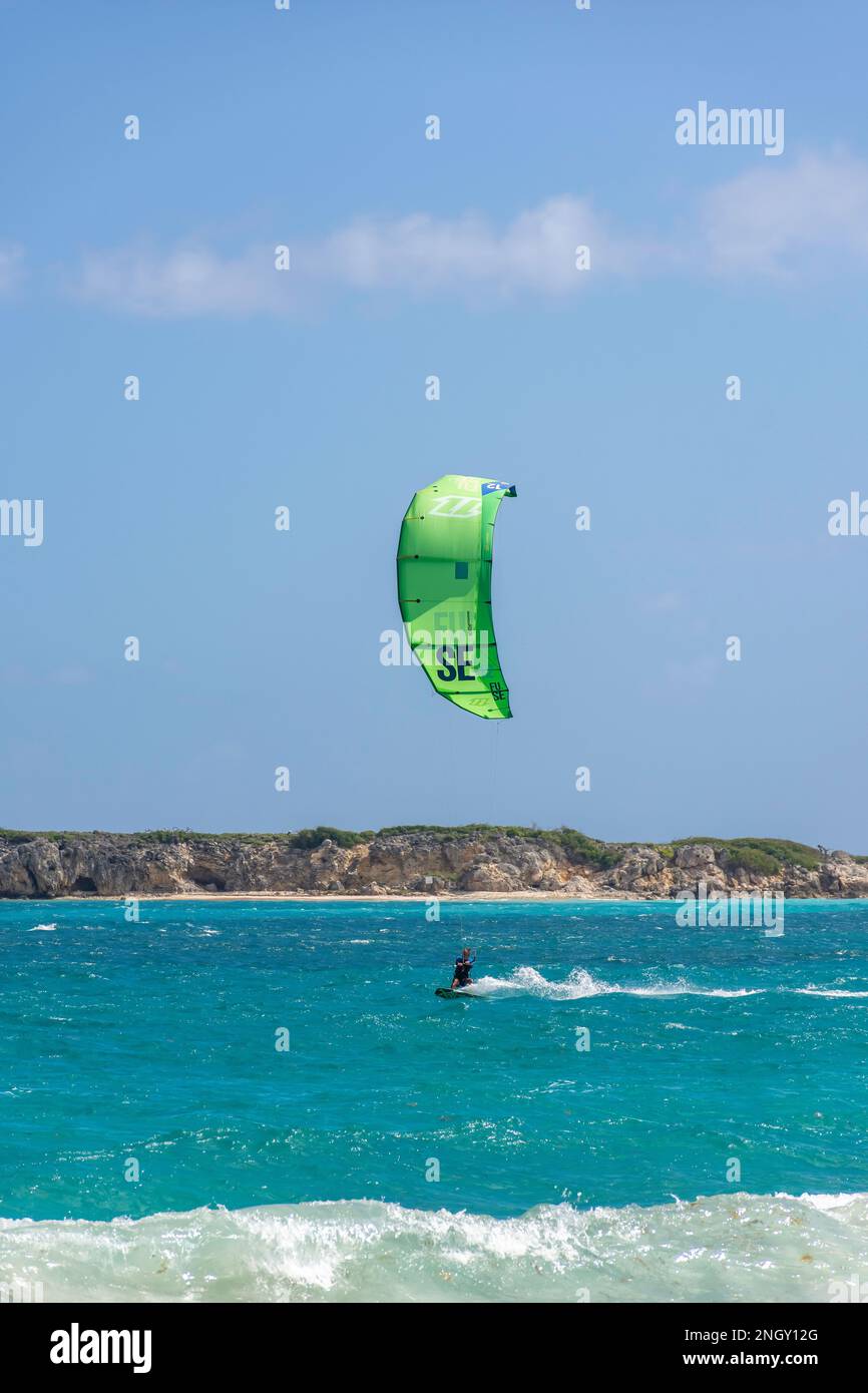 Man Drachensurfen, Orient Bay (Baie Orientale), St. Martin (Saint-Martin), kleine Antillen, Karibik Stockfoto