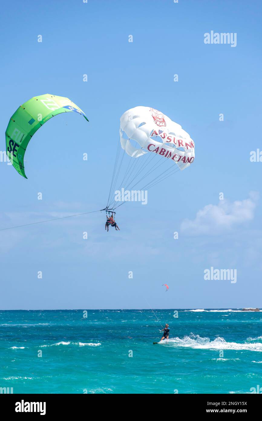 Man-Drachensurfen und Paragliding, Orient Bay (Baie Orientale), St. Martin (Saint-Martin), kleine Antillen, Karibik Stockfoto