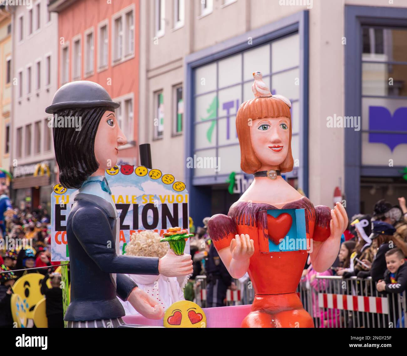 Villach, Österreich - 19. Februar 2023: Karneval in Villach, Fasching, Teilnehmer der jährlichen Parade tragen farbenfrohe Maskenbekleidung. Lei-Lei Stockfoto Villach, Österreich - 19. Februar 2023: Karneval in Villach, Fasching, Teilnehmer der jährlichen Parade tragen farbenfrohe Maskenbekleidung. Lei-Lei Stockfoto